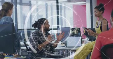 Akıllı telefonu dinleyen ve teknoloji ekibinin etrafında dönen animasyon veri simgelerini başlatan kadın. İşbirlikçi, modern, girişim, takım çalışması, dijital, yenilik, yaratıcı