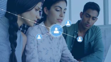 Bilgisayarda yazı yazan ve teknoloji ağı düğümlerini etkinleştiren merkezi bir kadın. İşbirliği, bağlantı, yenilik, dijital, takım çalışması, modern, veri