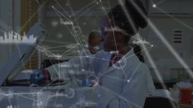 Kadın bilim adamı test tüpünü laboratuvar aletine yüklüyor, düğmeye basıyor, testleri kontrol ediyor. Bilim adamı, laboratuvar, araştırma, otomasyon, kesinlik, yenilik, takım çalışması