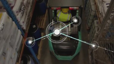 Forklift kullanan operatör, depo koridorunu etkinleştiriyor ve raflar boyunca yayılıyor. Sanayi, lojistik, otomasyon, bağlantı, güvenlik, operasyon, depo
