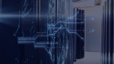 Sunucu raflarında görünen dijital küre hareket eden devre hatlarını başlatıyor ve veri akışını görselleştiriyor. Teknoloji, bağlantı, siber, fütüristik, dijital, ağ, yenilik