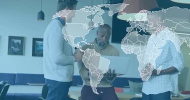 İş adamları dizüstü bilgisayarın etrafında toplanırken harita kayıyor ve küresel veri gözden geçirmesini sağlıyor. İşbirliği, takım çalışması, dijital, yenilik, çalışma alanı, strateji, iletişim