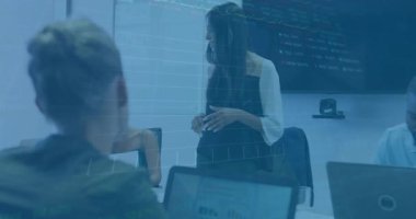 İş görüşmelerinde yükselen kadın sunucu kalemi animasyon grafiklerine doğru süpürüyor ve eğilimi vurguluyor. Kurumsal, takım çalışması, yenilik, analiz, profesyonel, sunum, büyüme