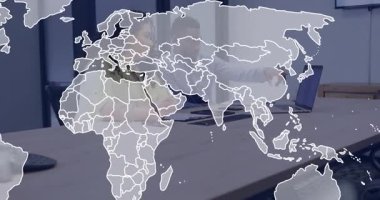 Kadın dizüstü bilgisayarı inceliyor ve erkek ekranı işaret ediyor. Bu da dünya haritasının silinmesine neden oluyor. İşbirlikçiler, küresel, bağlantı, takım çalışması, dijital, profesyonel, modern