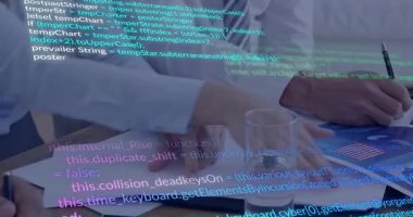 Kadın, teknik inceleme için tablet kapmak ve adamın dosyalara göz atmak için notlar yazıyor. İşbirliği, yenilik, dijital geçiş, analitik, profesyonel, takım çalışması, kurumsal