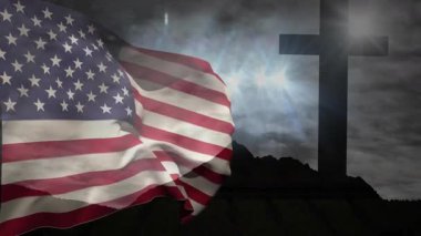 Rüzgâr bayrağını dalgalandırıyor ve rüzgârlı tepenin silueti boyunca ışık boşlukları altında dalgalanıyor. Vatanseverlik, ciddiyet, saygı, maneviyat, alacakaranlık, hareket, minimalizm