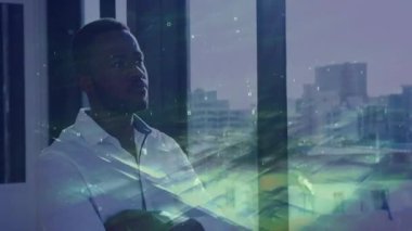 Ufuk çizgisi boyunca akışı analiz eden teknik veriler üst üste gelince kollarını çözen profesyonel bir adam. İş, yenilik, mimari, dijital, iç gözlem, ufuk çizgisi, kurumsal