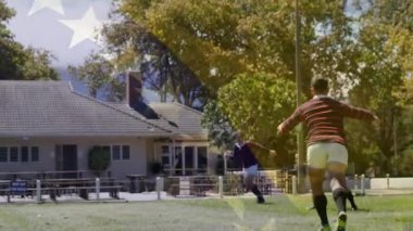 Kestane rengi çizgili rugby oyuncusu sahada mavi çizgiye doğru koşmaya başladı. Top koşmaya başladı. Sporcular, takım çalışması, rekabet, aksiyon, açık hava, spor, adrenalin