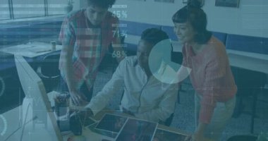 Oturan tasarımcının fare tıklaması tasarım incelemesi için takımları işaret etme ve tableti revize etme işlemini tetikler. İşbirliği, takım çalışması, yaratıcı süreç, ofis, çalışma alanı, modern, yenilik