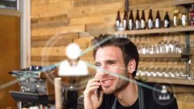 Fırıncı akıllı telefon tutuyor ve ağ simgeleri üretiyor. Teknoloji demosunda fırın tezgahının etrafında genişliyor. Teknoloji, iletişim, dijital, yenilik, ağ, bağlantı, modern
