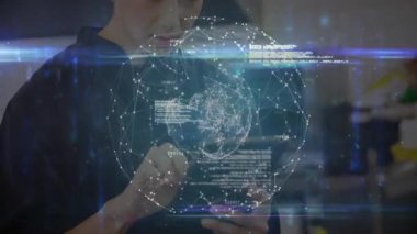 Laboratuvarda veri ağını görselleştirmek için akıllı telefonları dinleyen ve holografik dünyayı döndüren bir kadın. Fütürist, dijital, yenilik, bağlantı, sanal, analitik, parlak