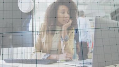 Teknoloji bürosu masasında görünen şeffaf şebeke örtüsü dirsek üzerine eğilmiş veri analiz eden kadın. İşbirliği, yenilik, teknoloji, profesyonel, modern, odaklanma, üretkenlik