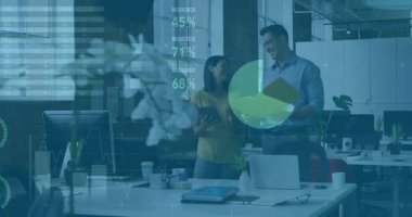 Meslektaşlar tableti tıklayarak ve klasörü tutarak takım işbirliği için finans veri tablolarını etkinleştirdiler. İşbirliği, veri görselleştirme, iş analizleri, kurumsal, modern, takım çalışması, dijital