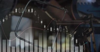 Zanaatkar tezgahı sıkılaştırıyor, metal boruları kesiyor demir testeresini endüstri için kullanıyor, çizelgeler sürükleniyor. Endüstriyel, mekanik, mühendislik, işçilik, hassasiyet, alet, teknoloji