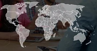 Haritanın ana hatları, ekibin kahvesini yudumlaması, telefonları kaydırması, iş ağını analiz etmesi. İşbirliği, teknoloji, yenilik, veri görselleştirme, iletişim, takım çalışması, modern ofis