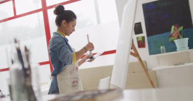 Stüdyoda resim yapan kadın ressamın videosu. Sanat, el sanatları, yaratıcılık ve yaratılış süreci kavramı.