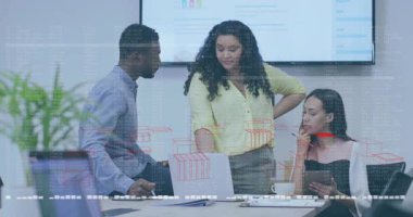 Sarı noktalı grafikte bir kadın kod oluşturmaya başlarken bilişim ekibi 3D modelleri analiz ediyor. İşbirliği, yenilik, dijital, takım çalışması, strateji, teknoloji, analiz