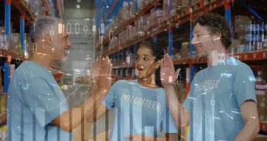 Gönüllü olarak konuşan ve lojistik ekibini metal rafların arasında beşlik çakmaya zorlayan biri. İşbirliği, takım çalışması, yoldaşlık, girişim, hareket, birlik, sanayi