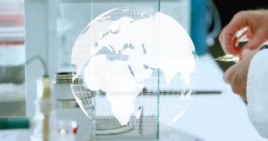 Küresel örtüden sonra ortaya çıkan bilim adamı klemp seçiyor ve analiz için örnekleri dengede tutuyor. Bilim adamı, kesinlik, laboratuvar, enstrüman, araştırma, analiz, teknoloji