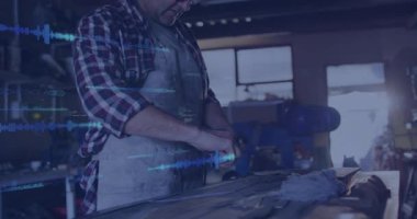 Tahta üzerine ahşap işçisi yerleştirme zımpara makinesi mavi dalga formlarını tetikler ve pürüzsüz ilerlemeye işaret eder. Tamirci, işçilik, atölye, dijital kaplama, hassasiyet, sanatçılık, yenilik