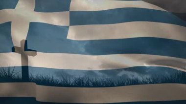 Hafif bir esinti, hareket eden bulutlara karşı dalgalanan Yunan bayrağı, çapraz silueti ortaya çıkarıyor. Vatanseverlik, milliyetçilik, açık hava, doğa, sembolizm, heykel, manzara