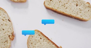 Mavi kabarcığın ortaya çıkması sohbet baloncuklarının toplanmasını tetikliyor, ekmek dilimlerinin etrafında kayboluyor ve sohbet akışını gösteriyor. Minimalist, iletişim, dijital, etkileşim, sosyal, modern, temiz