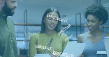 İş arkadaşları masa ve yazıya yaslanıyor, yüzen veri animasyonu projesini aktifleştiriyor. İşbirliği, takım çalışması, veri analizi, yenilik, modernlik, üretkenlik, beyin fırtınası.