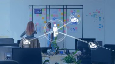 İşletme büyümesini gösteren kullanıcı simgelerine evrimleşen grafiklere işaret eden ekip. İşbirliği, yenilik, teknoloji, dijital, üretkenlik, iletişim, beyin fırtınası