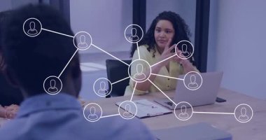 İş toplantılarında sunucunun el kol hareketi görselleştirme düğümleri kulak ve kullanıcı simgelerine kayıyor. İşbirliği, ağ oluşturma, iletişim, takım çalışması, dijital, modern, kurumsal