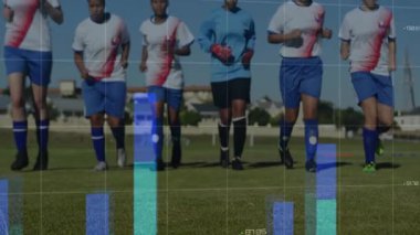 Kadın futbolcular sahada koşuyor ve spor analitiğini gösteren bar çizelgelerini aktifleştiriyor. Sporcular, takım çalışması, fitness, dijital görselleştirme, spor performansı, açık hava, atletizm