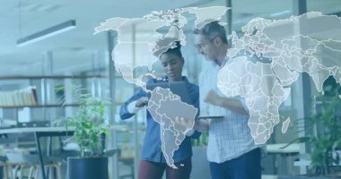 Bir kadın, teknoloji ofisindeki iş arkadaşıyla pist çiziyor, dünya haritasını genişletiyor, kıtaları parlaklaştırıyor. İşbirliği, takım çalışması, dijital, yenilik, profesyonel, modern, veri