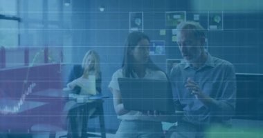 Meslektaşları verileri incelerken olgun bir adam öne eğilip canlandırılmış hisse senedi büyümesini başlatıyor. Analitik, takım çalışması, kurumsal, veri görselleştirme, üretkenlik, tartışma, modern