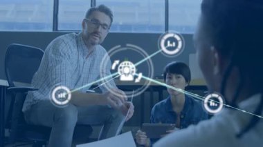 Erkek meslektaşım, bağlantı gösteren ekipler arasında büyüyen teknik ağ düğümlerinin grafiklerini işaret ediyor. İşbirliği, yenilik, takım çalışması, kentsel, profesyonel, dijital, modern