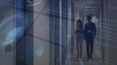 Holografik devreler ve kod parçaları iş toplantısına rehberlik ederken iş arkadaşları koridorda yürüyor. Futuristik, teknoloji, işbirliği, yenilik, dijital, kurumsal arayüz