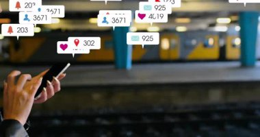 İstasyondaki banliyö telefonu dinleniyor. Canlandırılmış simgeler çoğalıp azalıyor. Kentsel, teknoloji, iletişim, ağ, dijital, bağlantı, canlı