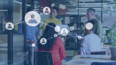 İş ekibi belgeleri incelerken ağın görselleştirilmesi konusunu tartışıyor. İşbirliği, takım çalışması, yenilik, iletişim, dijital, modern, başlangıç