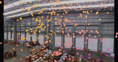 Depoda beliren noktalar, veri akışını görselleştirirken şebeke çizgileri genişliyor ve daralıyor. Teknoloji, veri, dijital, bağlantı, endüstri, otomasyon, lojistik