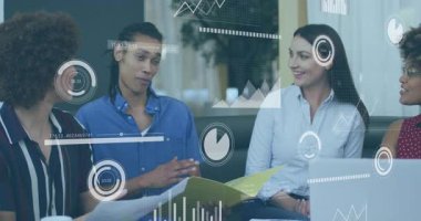 Adam klasörü alıp çizelgeleri açıklıyor, iş toplantılarında animasyon kaplamalarıyla veri paylaşıyor. İşbirliği, takım çalışması, beyin fırtınası, profesyonel, modern, iletişim, başarı