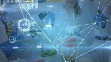 Pipetlemeye başladıktan sonra bilim adamı örnek verileri dijital izleme veri akışı ile özetlemeye başladı. Laboratuvar, araştırma, analiz, bilimsel, teknoloji, yenilik, takım çalışması