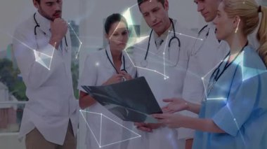 Hemşire hastane terasında röntgen filmi gösteriyor, meslektaşları holografik küreyi inceliyor ve şekillendiriyor. Tıbbi, işbirliği, teknoloji, yenilik, görselleştirme, profesyonel, fütüristik