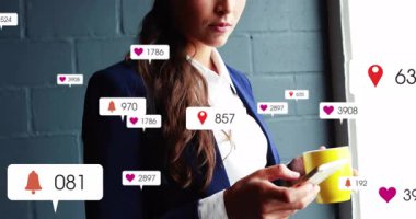 Animasyon sosyal medya simgeleri alan akıllı telefona pencereden bakan bir kadın. Profesyonel, kentsel, modern, canlı, dijital, bağlantı, yaşam tarzı