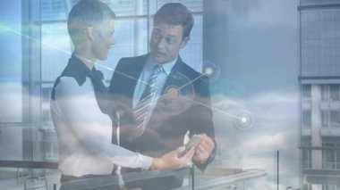İş ikilisi balkonda akıllı telefonu eğip veri akışıyla ağ animasyonunu gösteriyor. Teknoloji, bağlantı, yenilik, şirket, dijital, iletişim, modern