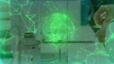 Laboratuvar bilim adamı, topağı gemiden çıkartıyor. Numuneyi cihaz yuvasına 3 boyutlu küre darbeleri olarak yerleştiriyor. Biyoteknoloji, yenilik, bilim, dijital, teknoloji, araştırma, fütüristik