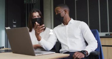 Uzaktan iş toplantısına katılan katılımcı simgeleri ekleyen ofis çalışanları dizüstü bilgisayarda el kol geziyor. İşbirliği, takım çalışması, bağlantı, dijital, iletişim, modern, profesyonel