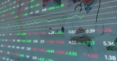 Doktor, şeffaf tıbbi üstüste konduğunda kalem kaldırma Ölçümleri güncelleme, tarama ve not yazma. Tıbbi, sağlık, analitik, profesyonel, modern, bilimsel, klinik