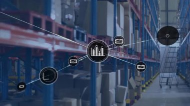 Depo raflarında ortaya çıkan merkezi düğümler IoT bağlantılarını gösteren aygıt simgeleri yayılıyor. Sanayi, bağlantı, teknoloji, altyapı, lojistik, otomasyon, veri