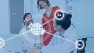 Bilgisayarı açan adam, veri simgeleri ağın yörüngesinde dönerken iş arkadaşlarının gülümsemesi ile birlikte açıyor. İşbirliği, yenilik, teknoloji, dijital, takım çalışması, modern, bağlantı