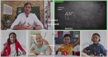 Eğitim öğretmeni kodlamayı karatahta şeklinde öğretiyor. Sorulara dönüşüyor ve öğrenciler el kaldırıyor. Eğitim, uzaktan öğrenme, dijital sınıf, e-öğrenme, teknoloji, öğrenci ilişkileri, çevrimiçi öğretim