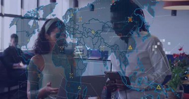 Dizüstü bilgisayarı iş yerinde iş arkadaşına çeviren tasarımcı, veri içgörüsü için dünya haritası örtüşmesi üretiyor. İşbirliği, veri görselleştirme, teknoloji, dijital arayüz, yenilik, takım çalışması, küresel bağlantı