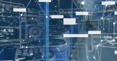 Depoda çalışan işçiler palet kriko basıyor, teknoloji envanter kodlarını güncelliyor. Lojistik, otomasyon, dijital, endüstriyel, teknoloji, verimlilik, yönetim